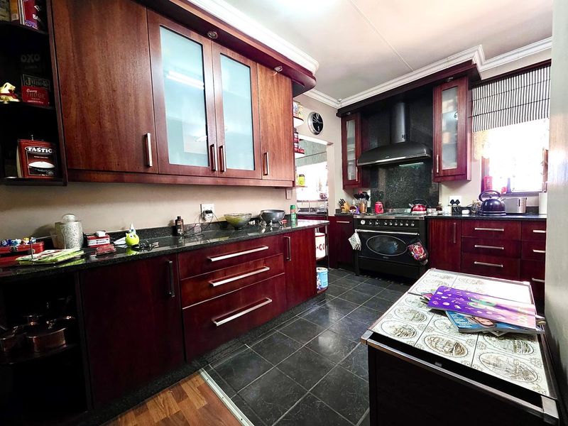 Elegant Family Living in the Heart of Wierda Park - Photo 7