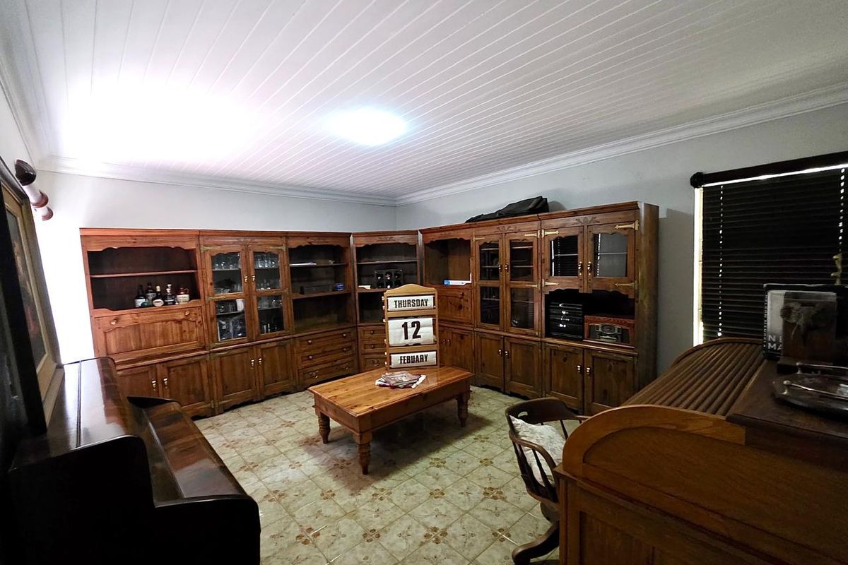 Elegant Family Living in the Heart of Wierda Park - Photo 4