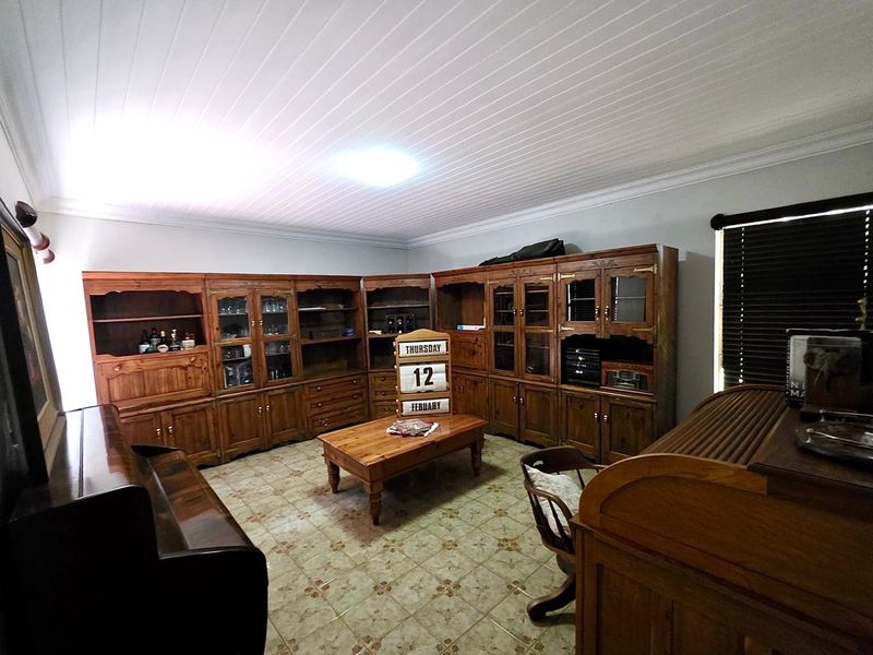 Elegant Family Living in the Heart of Wierda Park - Photo 4