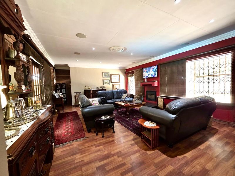 Elegant Family Living in the Heart of Wierda Park - Photo 6