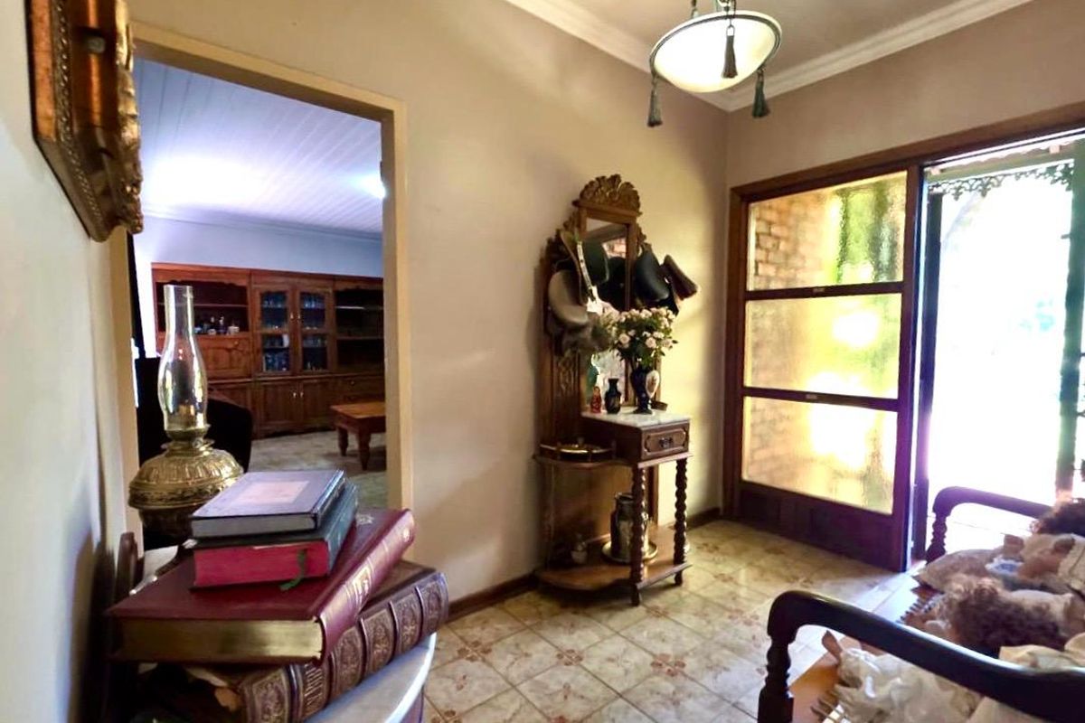 Elegant Family Living in the Heart of Wierda Park - Photo 3