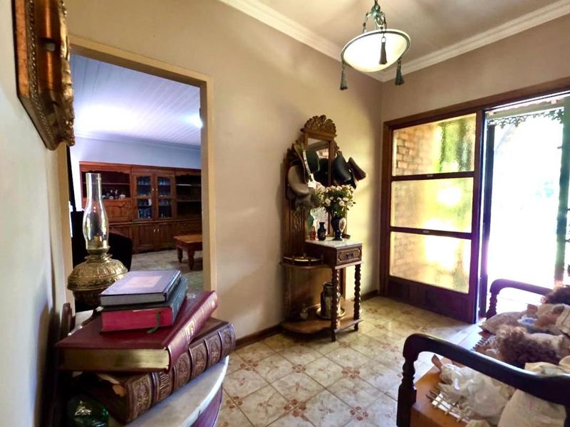 Elegant Family Living in the Heart of Wierda Park - Photo 3