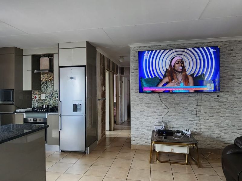 Spacious 3 bedroom and 2 bathroom house for sale in sky city  - Photo 10