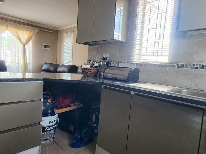 Spacious 3 bedroom and 2 bathroom house for sale in sky city  - Photo 7