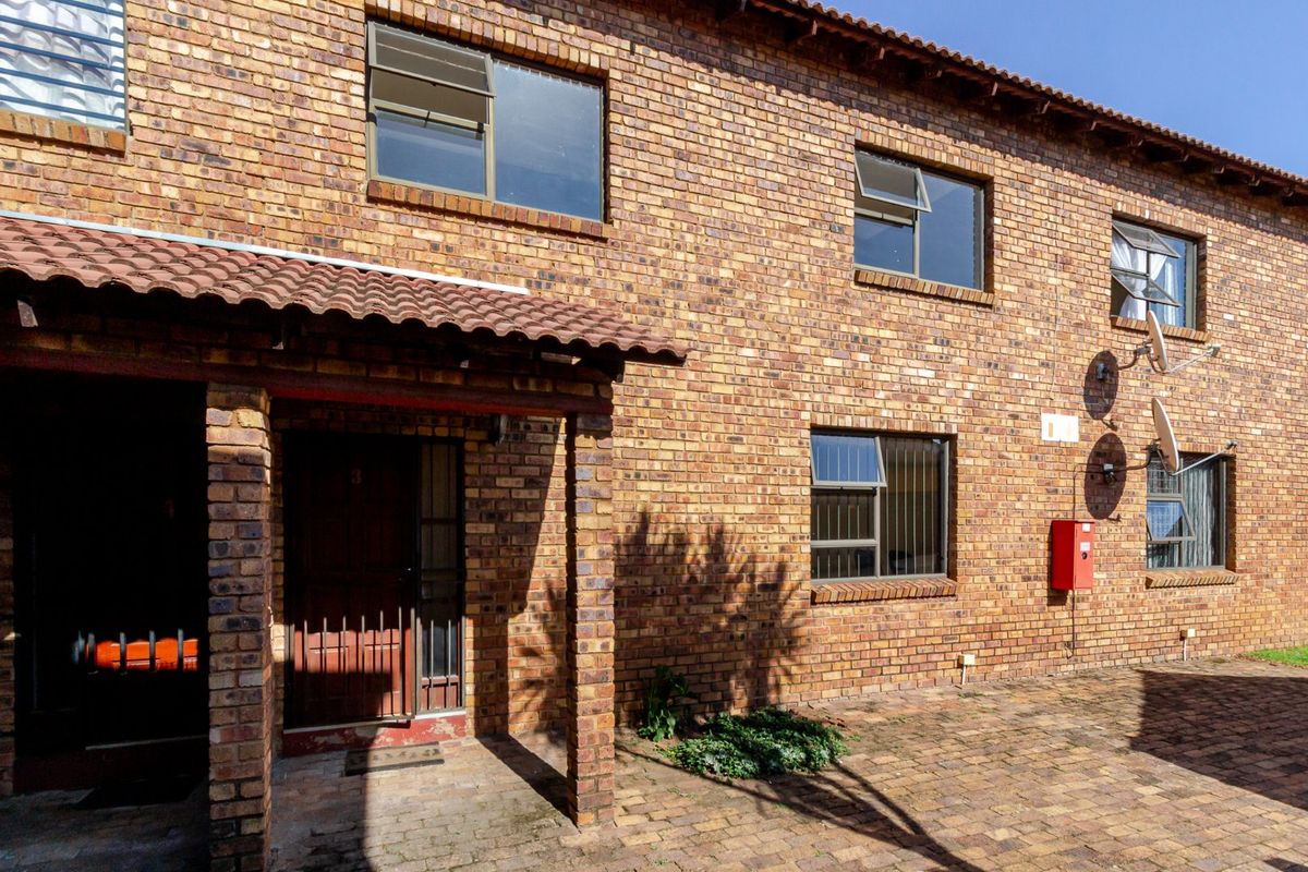 Exceptional renovated townhouse that is centrally located - Photo 3