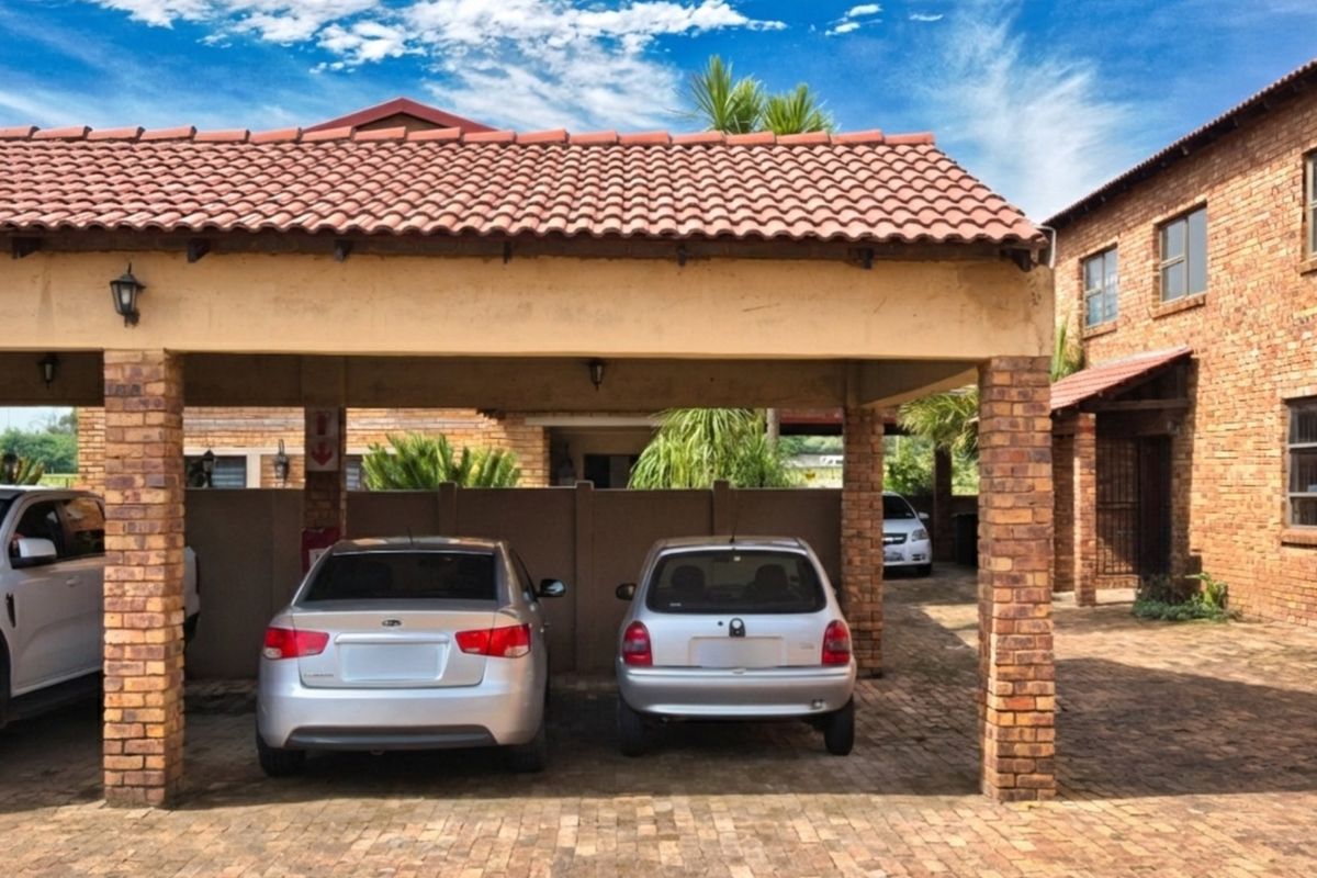 Exceptional renovated townhouse that is centrally located - Photo 4