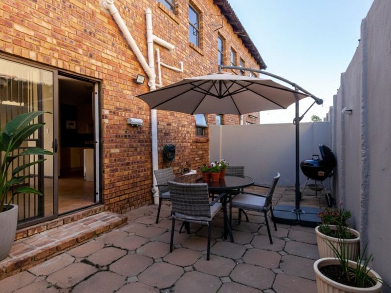 Exceptional renovated townhouse that is centrally located - Photo 6