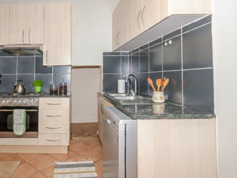 Exceptional renovated townhouse that is centrally located - Photo 10