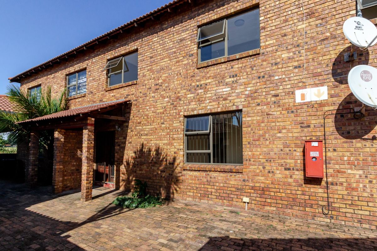 Exceptional renovated townhouse that is centrally located - Photo 2