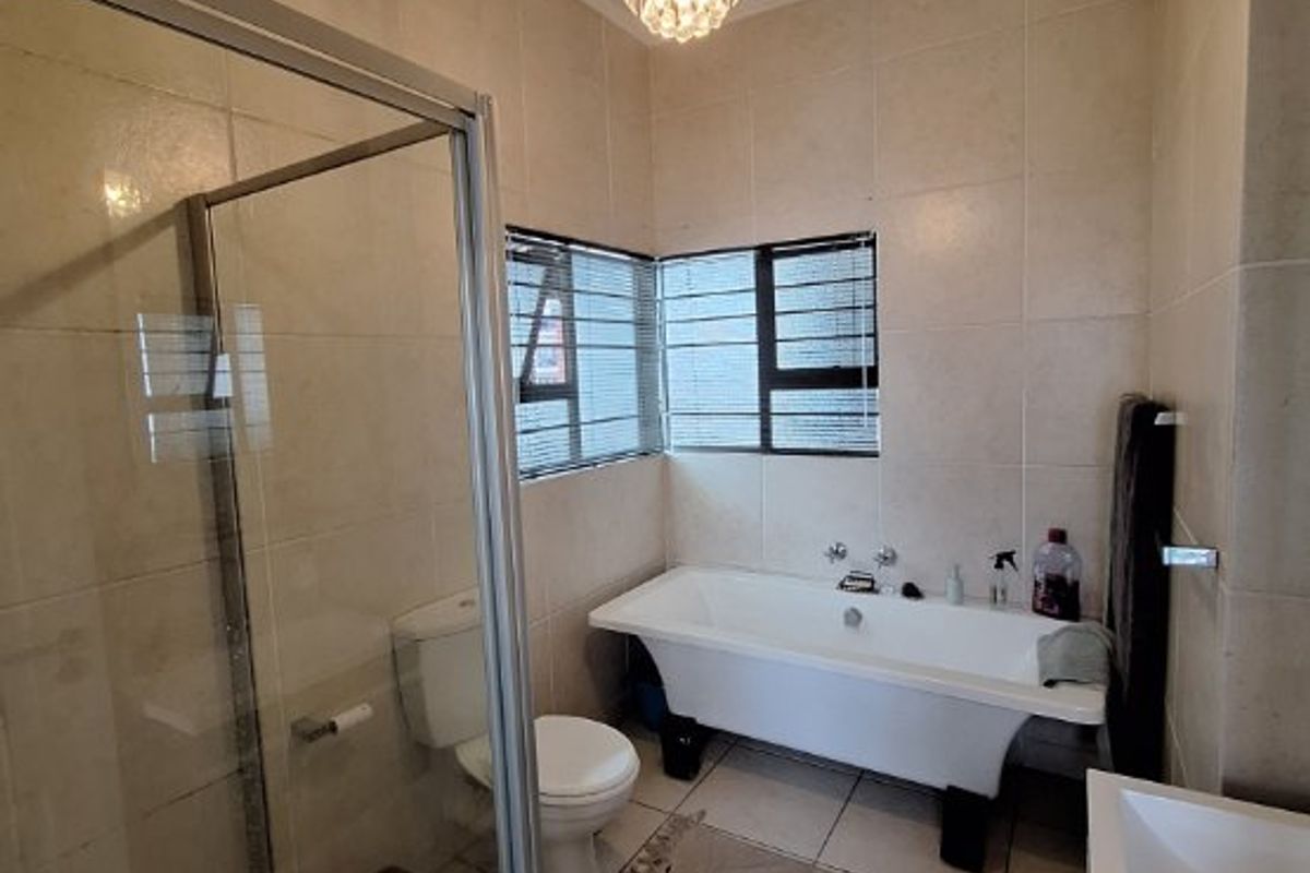 Stylish 1-Bedroom Flat with Amazing Views & Top Security!  - Photo 4