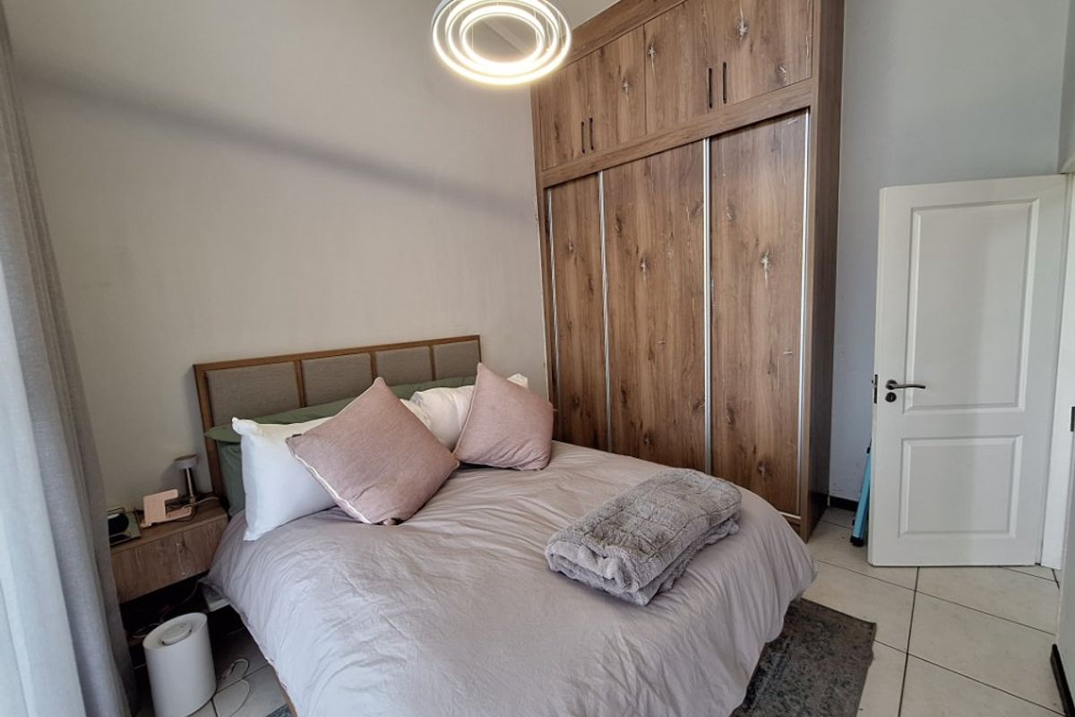 Stylish 1-Bedroom Flat with Amazing Views & Top Security!  - Photo 3