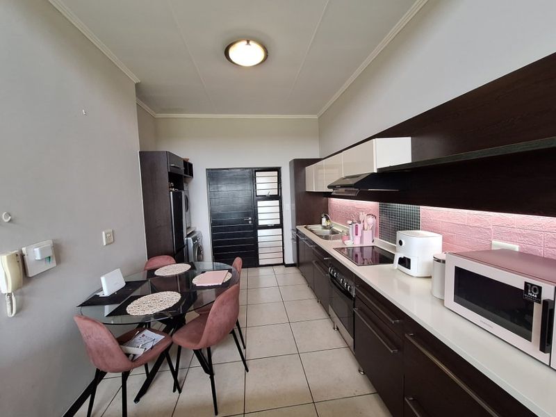 Stylish 1-Bedroom Flat with Amazing Views & Top Security!  - Photo 1