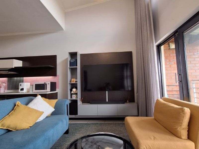 Stylish 1-Bedroom Flat with Amazing Views & Top Security!  - Photo 9