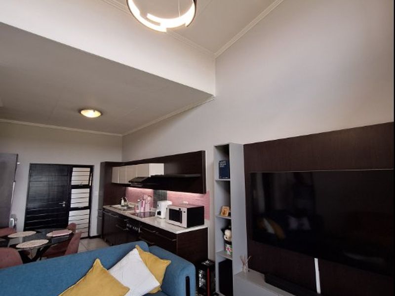 Stylish 1-Bedroom Flat with Amazing Views & Top Security!  - Photo 8