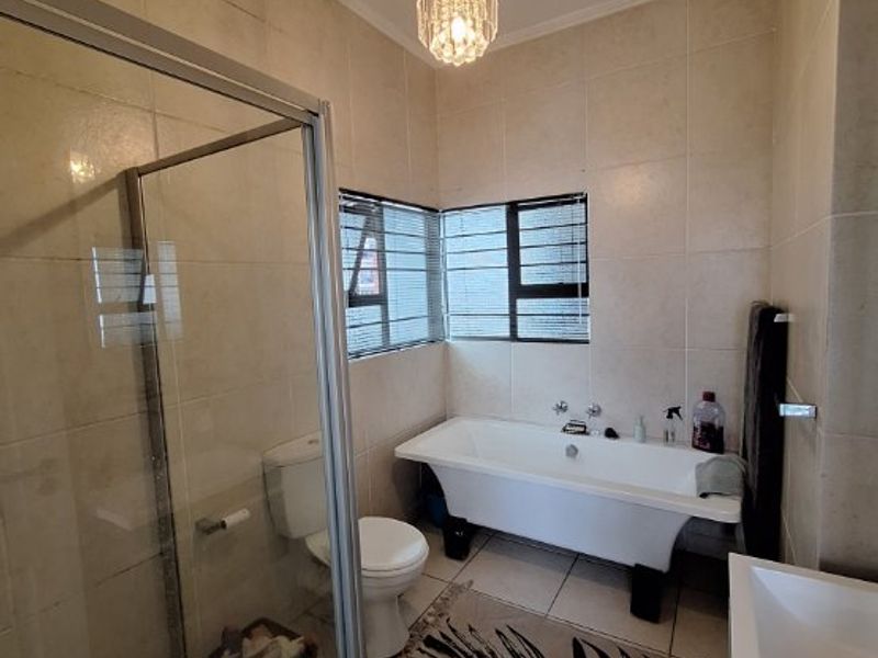 Stylish 1-Bedroom Flat with Amazing Views & Top Security!  - Photo 6
