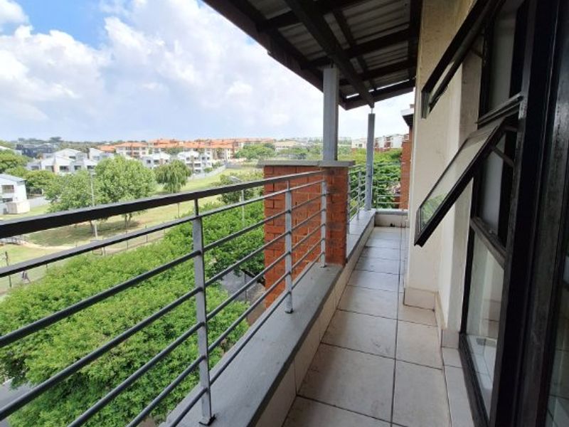 Stylish 1-Bedroom Flat with Amazing Views & Top Security!  - Photo 2