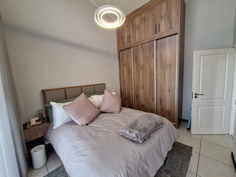 Stylish 1-Bedroom Flat with Amazing Views & Top Security!  - Photo 5