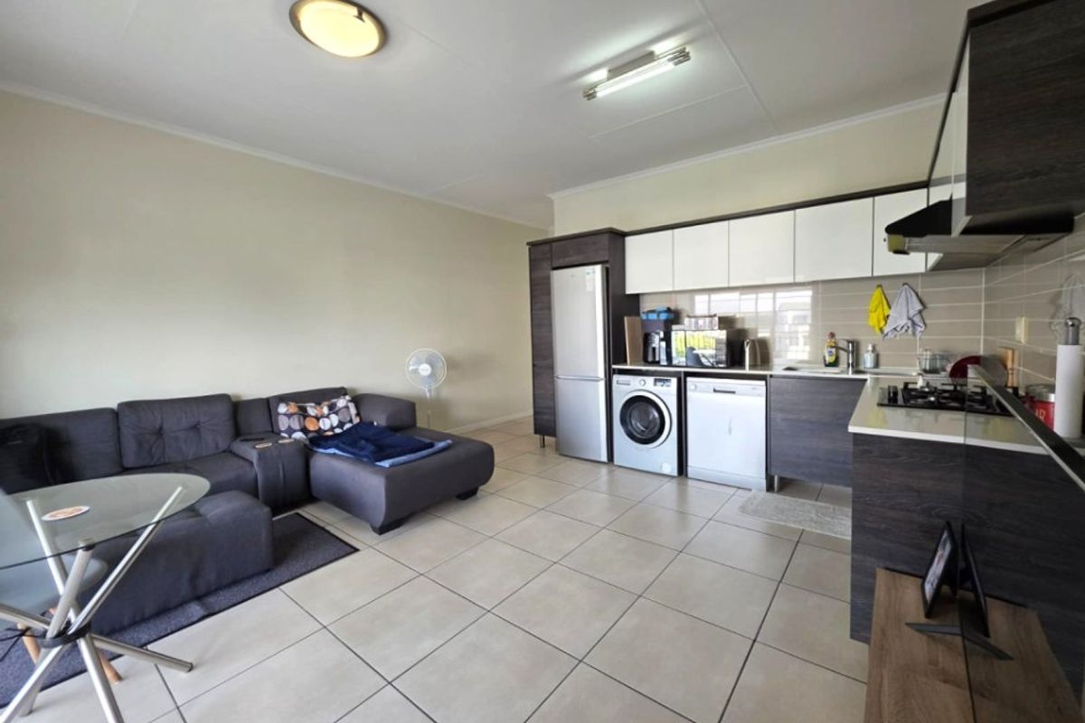 Modern 1-Bedroom Flat with Stunning Balcony Views!  - Photo 5