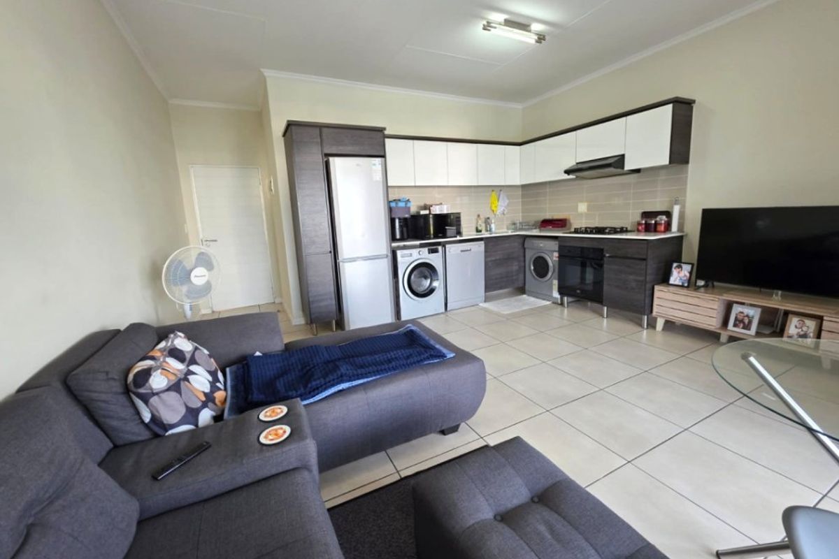 Modern 1-Bedroom Flat with Stunning Balcony Views!  - Photo 2