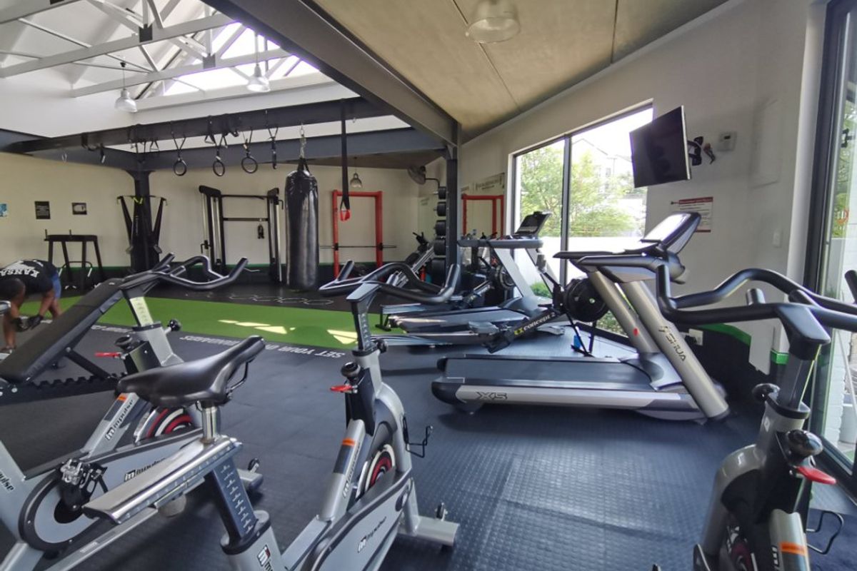 Modern 1-Bedroom Flat with Stunning Balcony Views!  - Photo 4