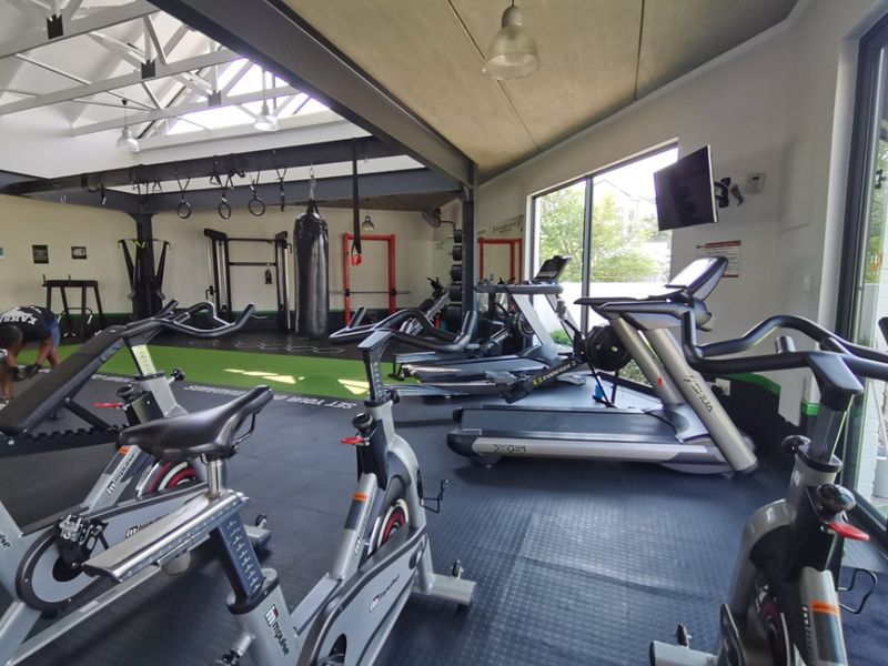 Modern 1-Bedroom Flat with Stunning Balcony Views!  - Photo 4