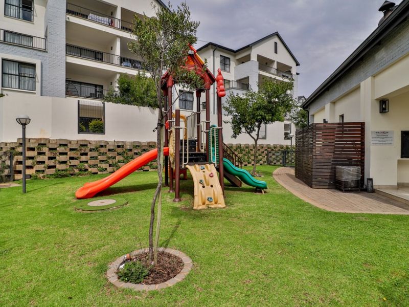 Modern 1-Bedroom Flat with Stunning Balcony Views!  - Photo 3