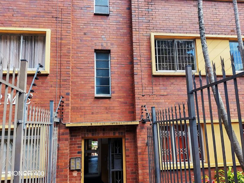 Affordable 2-Bedroom Apartment in a Secure, Well-Maintained Complex - Photo 2