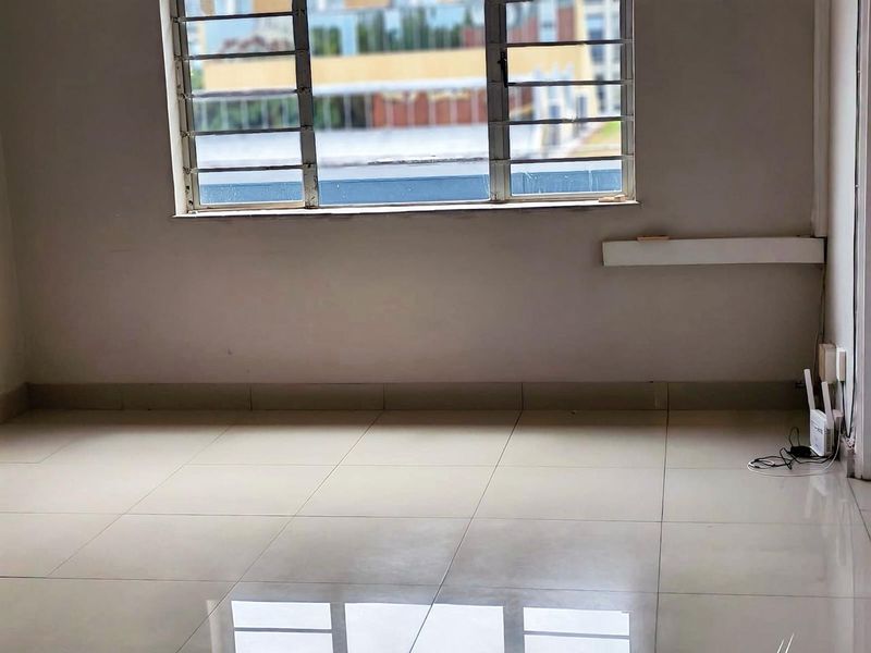 Affordable 2-Bedroom Apartment in a Secure, Well-Maintained Complex - Photo 3