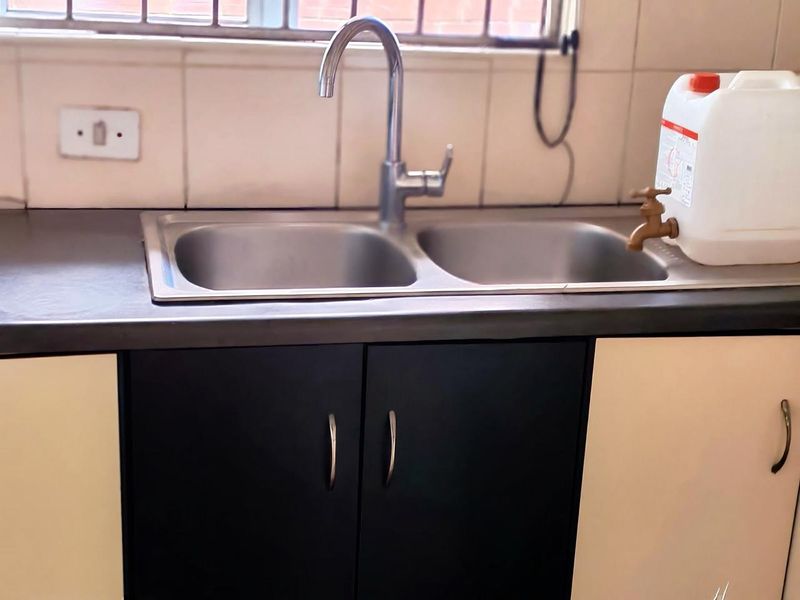 Affordable 2-Bedroom Apartment in a Secure, Well-Maintained Complex - Photo 5