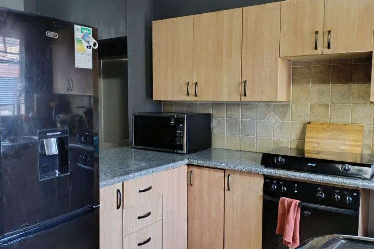 2 bedroom 1 bathroom ground floor apartment in Castle View,Germiston available for sale - Photo 2