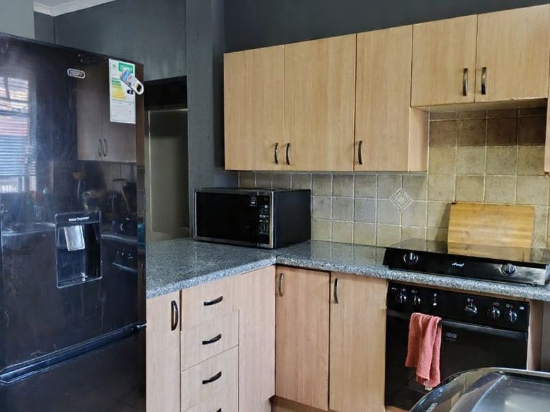 2 bedroom 1 bathroom ground floor apartment in Castle View,Germiston available for sale - Photo 2