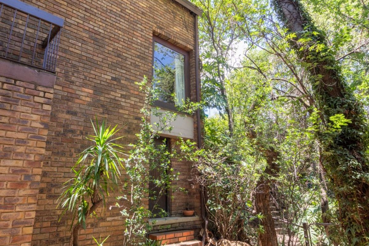 Stunning Family Home with Office Suite in secure Bryanston / Sandton area - Photo 3