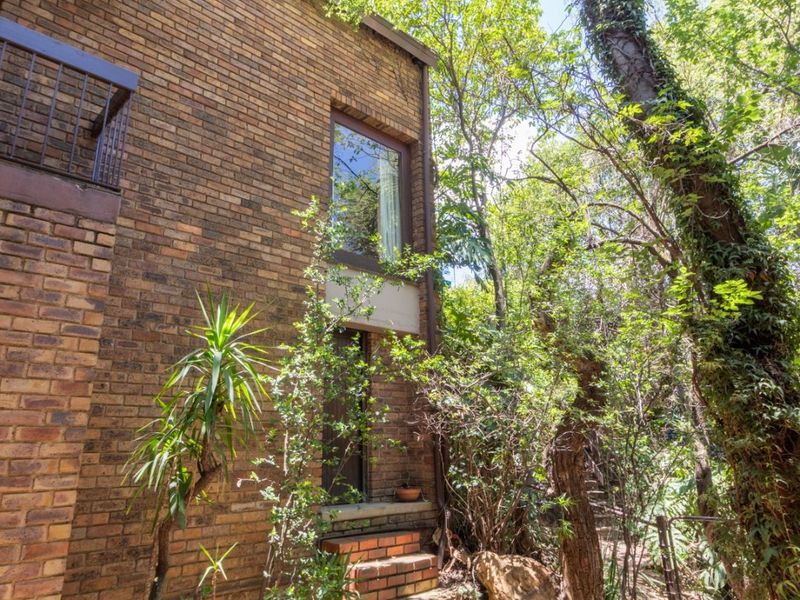 Stunning Family Home with Office Suite in secure Bryanston / Sandton area - Photo 3