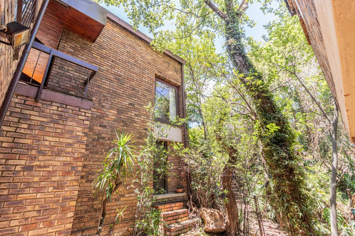 Stunning Family Home with Office Suite in secure Bryanston / Sandton area - Photo 2