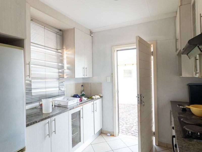 Charming 2-bedroom Home -Secure Convenient & Move-in Ready - Photo 10