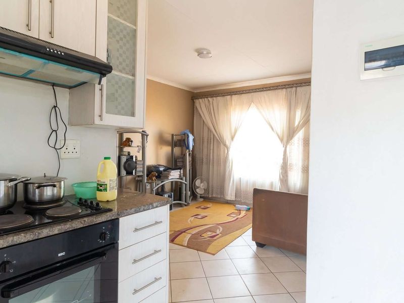 Charming 2-bedroom Home -Secure Convenient & Move-in Ready - Photo 9