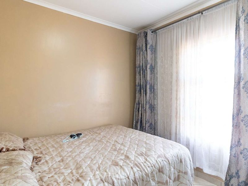 Charming 2-bedroom Home -Secure Convenient & Move-in Ready - Photo 8