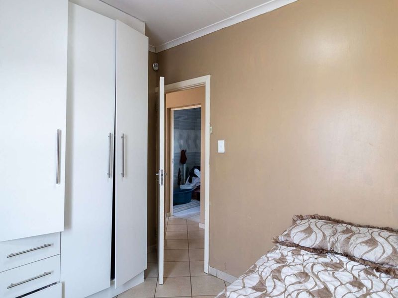 Charming 2-bedroom Home -Secure Convenient & Move-in Ready - Photo 7