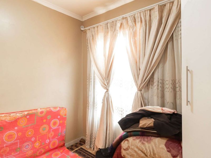 Charming 2-bedroom Home -Secure Convenient & Move-in Ready - Photo 6