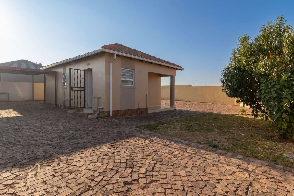 Charming 2-bedroom Home -Secure Convenient & Move-in Ready - Photo 3