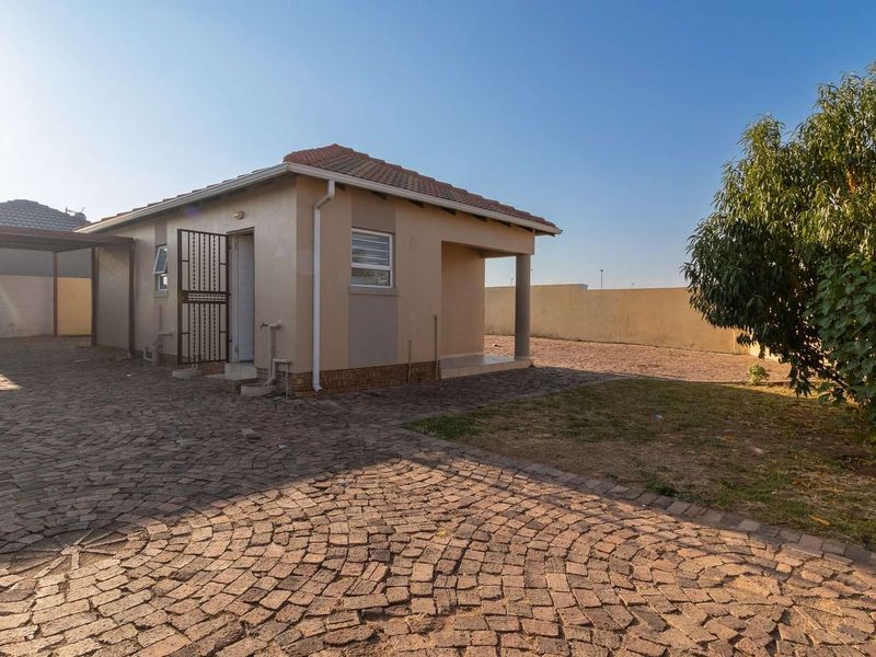 Charming 2-bedroom Home -Secure Convenient & Move-in Ready - Photo 3