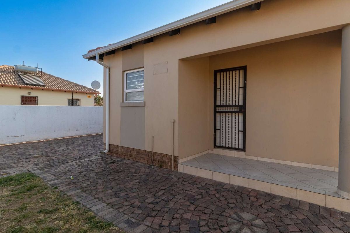 Charming 2-bedroom Home -Secure Convenient & Move-in Ready - Photo 2