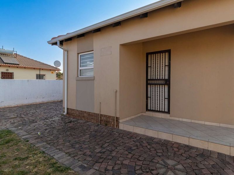 Charming 2-bedroom Home -Secure Convenient & Move-in Ready - Photo 2