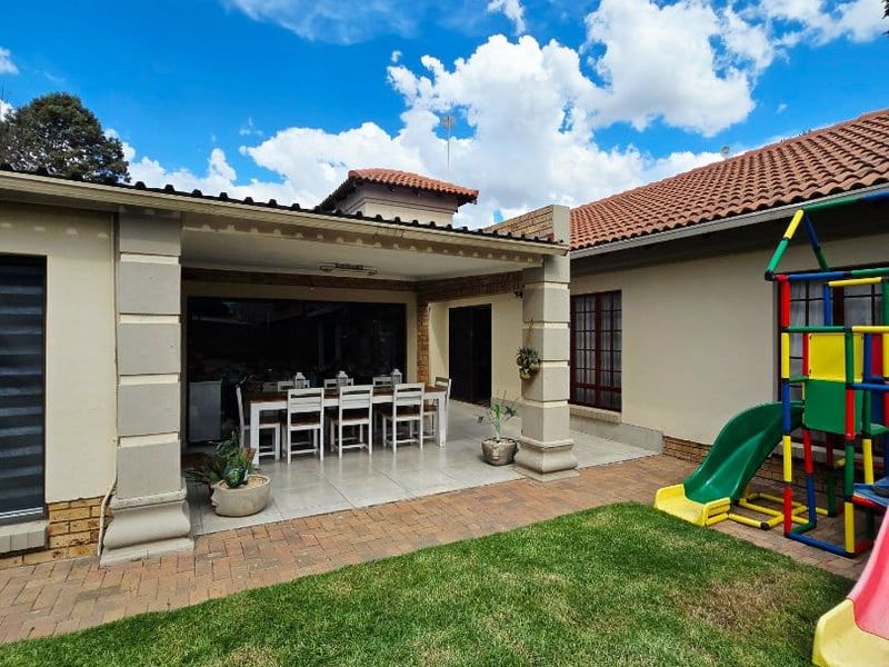 Beautiful Full-Title Townhouse in Secure Complex – Move-In Ready! - Photo 5