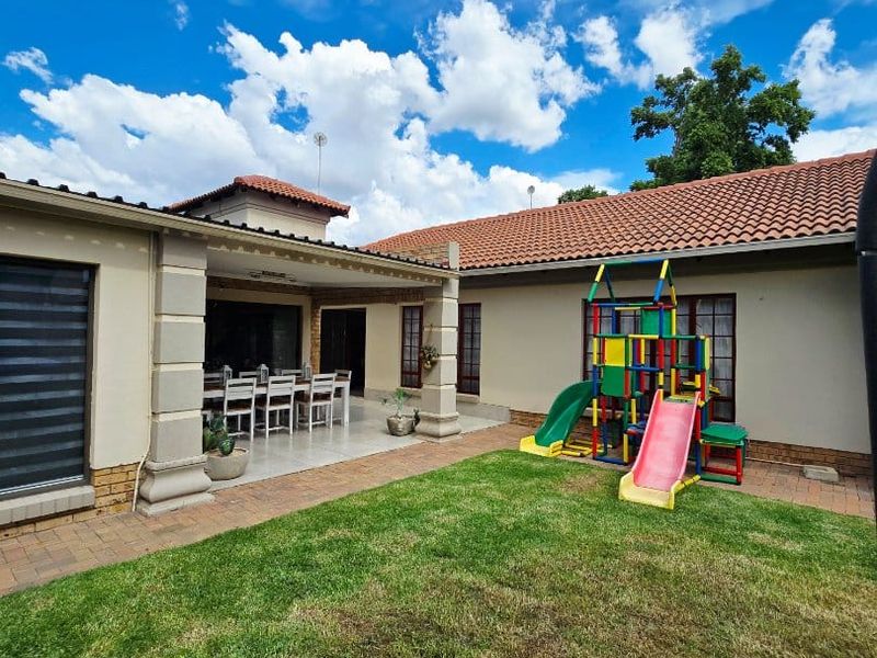 Beautiful Full-Title Townhouse in Secure Complex – Move-In Ready! - Photo 7