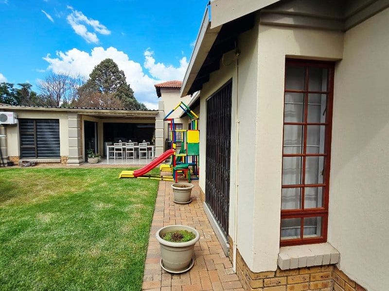 Beautiful Full-Title Townhouse in Secure Complex – Move-In Ready! - Photo 6