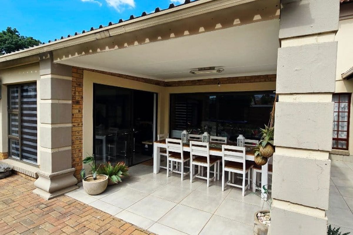 Beautiful Full-Title Townhouse in Secure Complex – Move-In Ready! - Photo 3