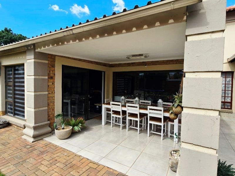 Beautiful Full-Title Townhouse in Secure Complex – Move-In Ready! - Photo 3