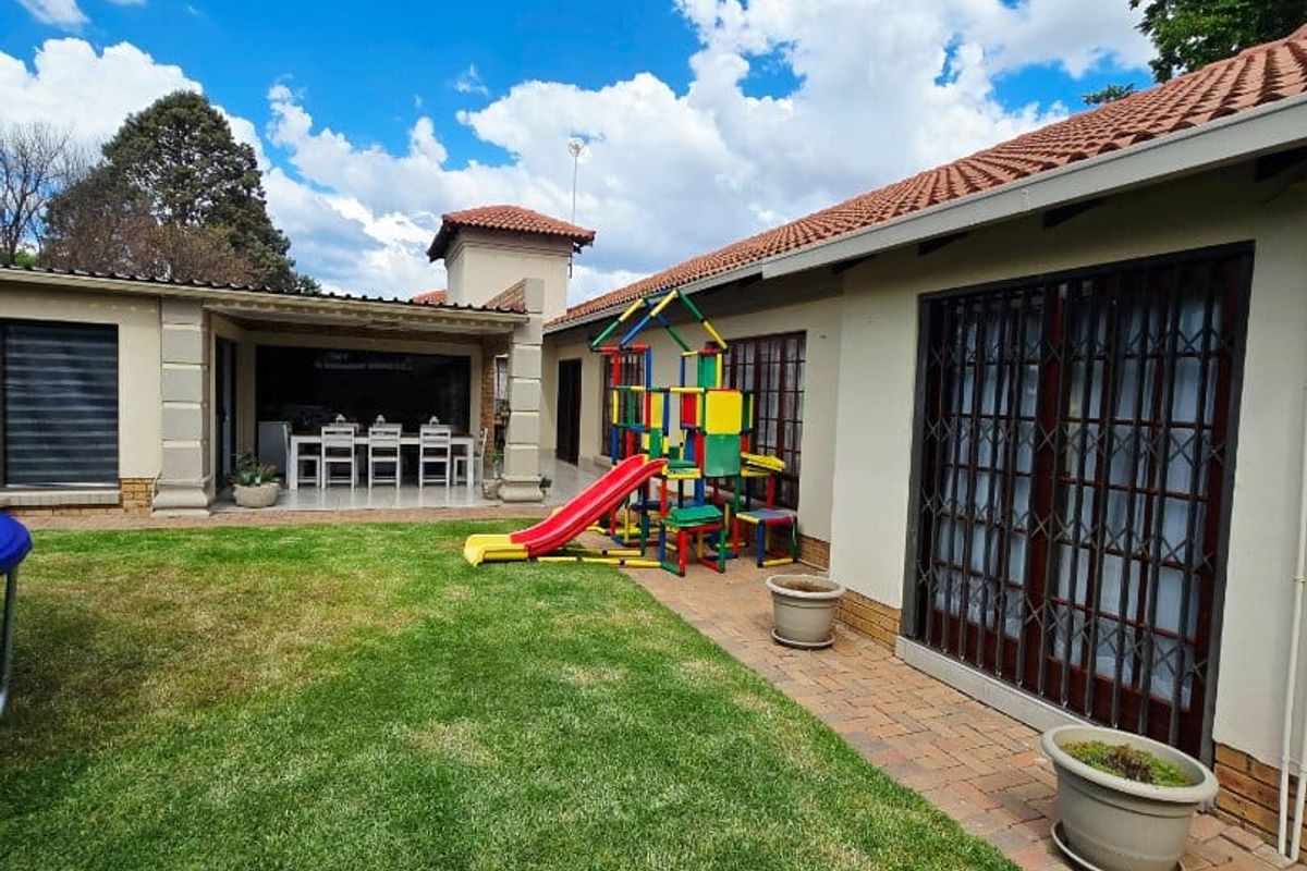 Beautiful Full-Title Townhouse in Secure Complex – Move-In Ready! - Photo 4