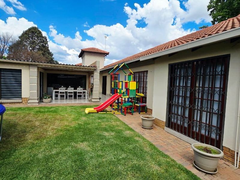 Beautiful Full-Title Townhouse in Secure Complex – Move-In Ready! - Photo 4